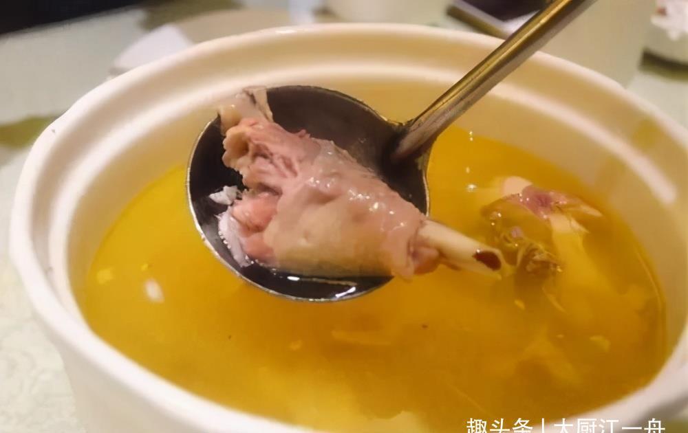 放在冷水下|炖鸡汤时,有人焯水有人生炒,都不对,学会这几招,鸡汤清澈好喝