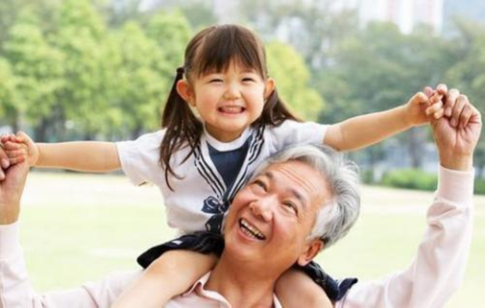 爷爷|孙女用“蛇”把爷爷扮成“美杜莎”女王,老人淡定嗑着瓜子作吧