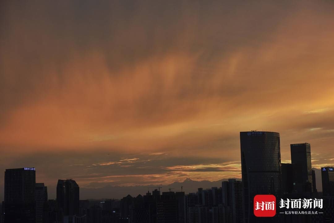 刘陈平|风雨之后雪山与晚霞同框 今夜成都最美