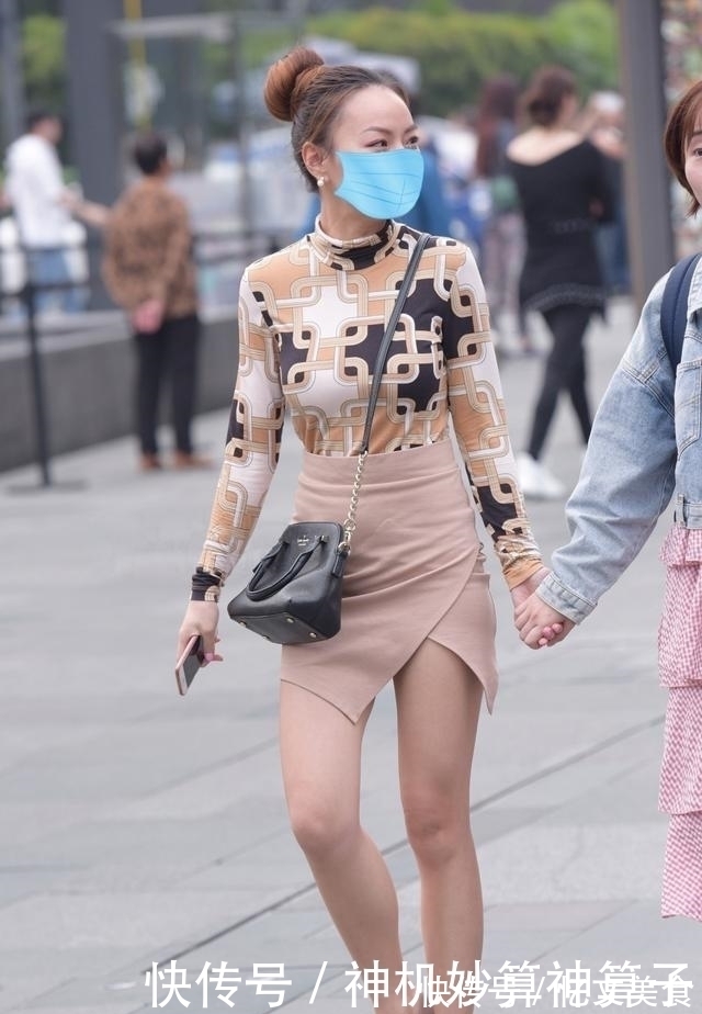 身段|荧光绿运动背心搭配瑜伽裙,小姐姐立刻成为街头的焦点