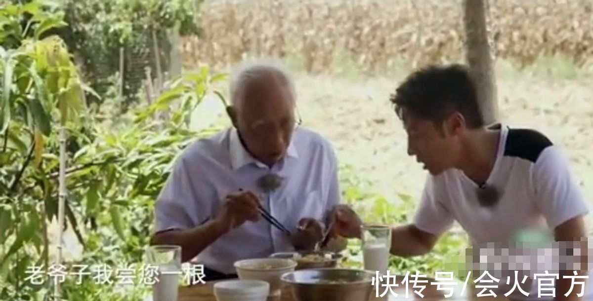 面条|央视主持乡间做饭!撒贝宁吐槽面条没熟,与任鲁豫斗嘴抢碗好欢乐