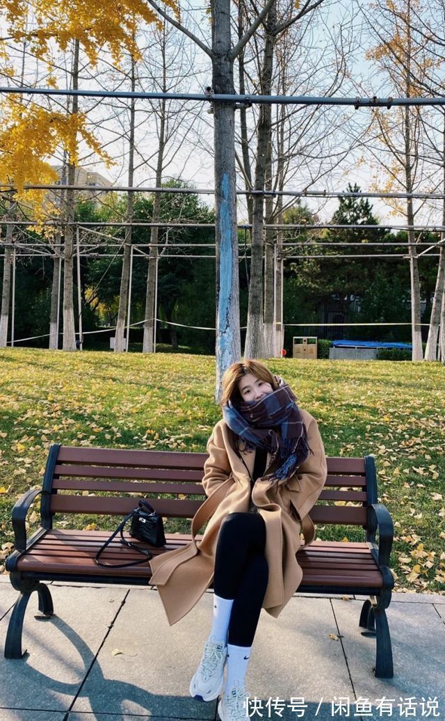 时髦 40岁女人想在冬天赶时髦,就从鲨鱼裤+老爹鞋开始,保暖还显身材