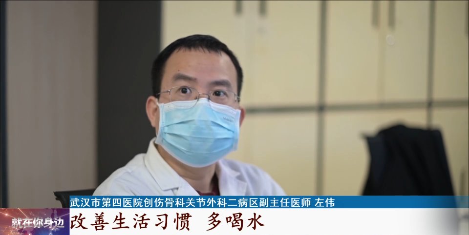 关节|被“石头”啃掉膝关节，男子几乎无法直立行走
