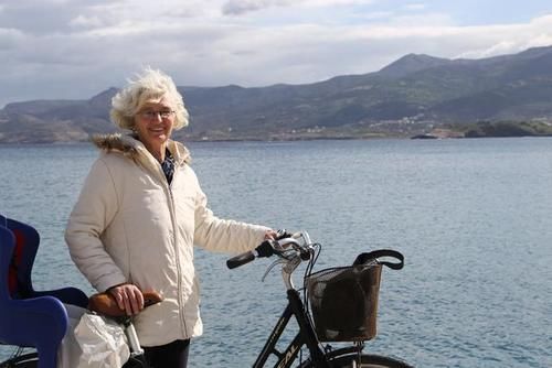 低薪|疫情之下的希腊爱琴海小城:华人商铺春节照常营业,艺术家从伦敦专程来此办公