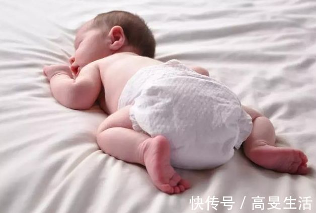 臭臭|宝爸发现萌娃“拉臭臭”后，露出嫌弃表情，抱娃姿势成笑点