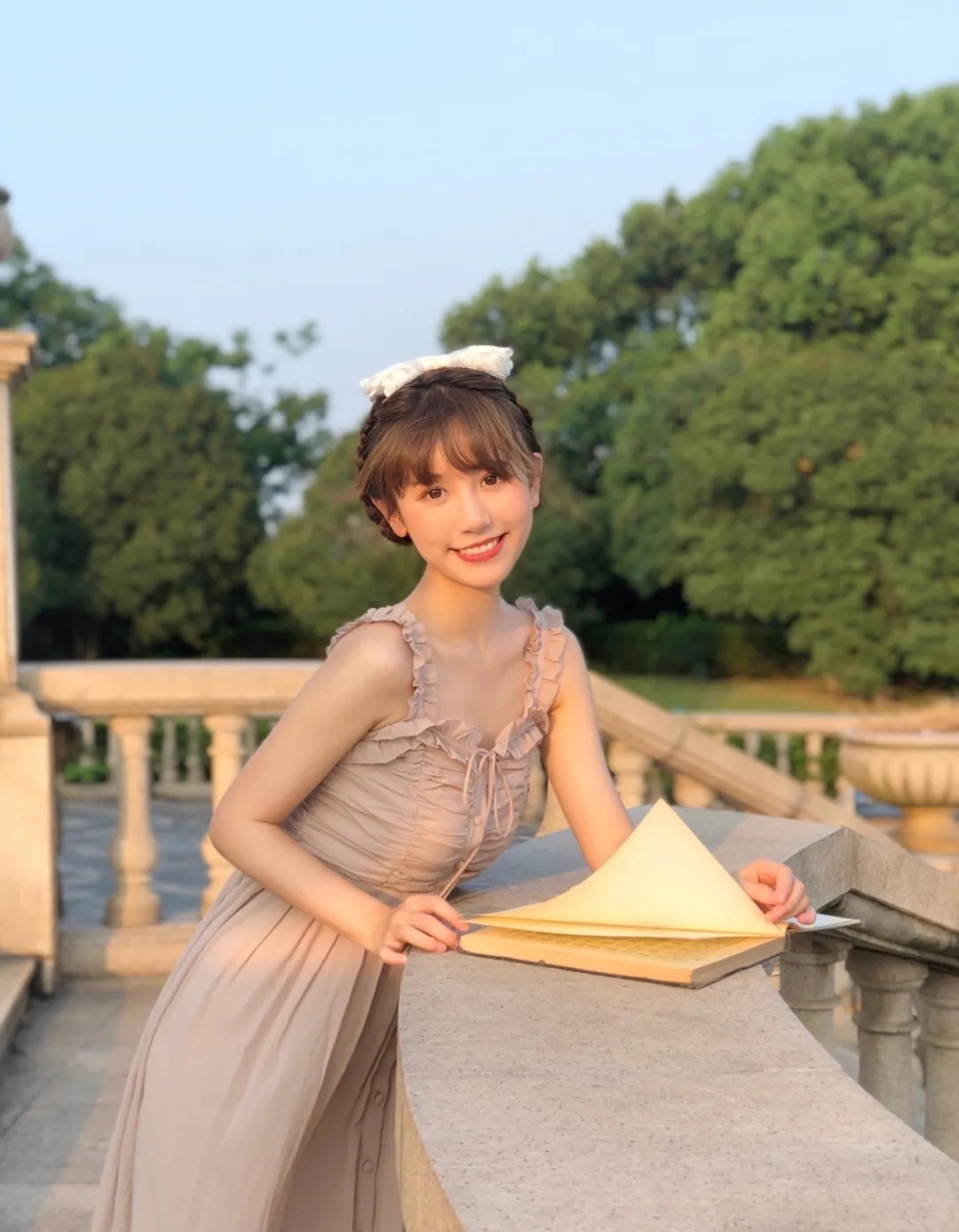 文艺|街拍时尚组图:浙工大学校花徐依莎,文艺与知性的美集于一身