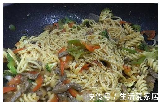 想吃意面不用买,在家做分量多,用料足,便宜卫生,比西餐厅好吃
