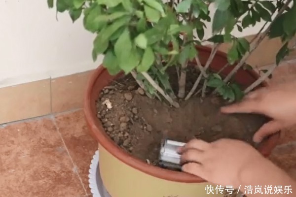 把一根香烟和钥匙塞进塑料瓶中,每个人都用得上,家家户户都需要