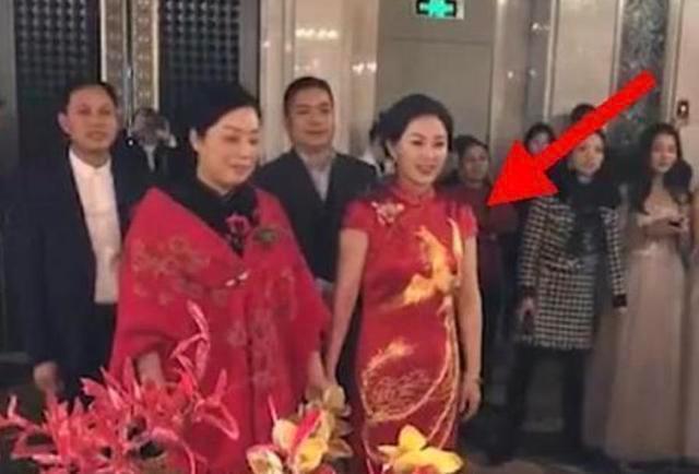 两家人|“最年轻婆婆”走红,新娘表情满是委屈,亲家母好难堪