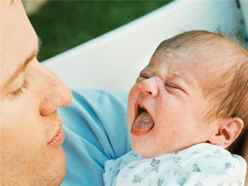 小手|宝宝有种“示爱”叫磨人，挺讨厌的但却是真爱，宝妈可别暴力制止