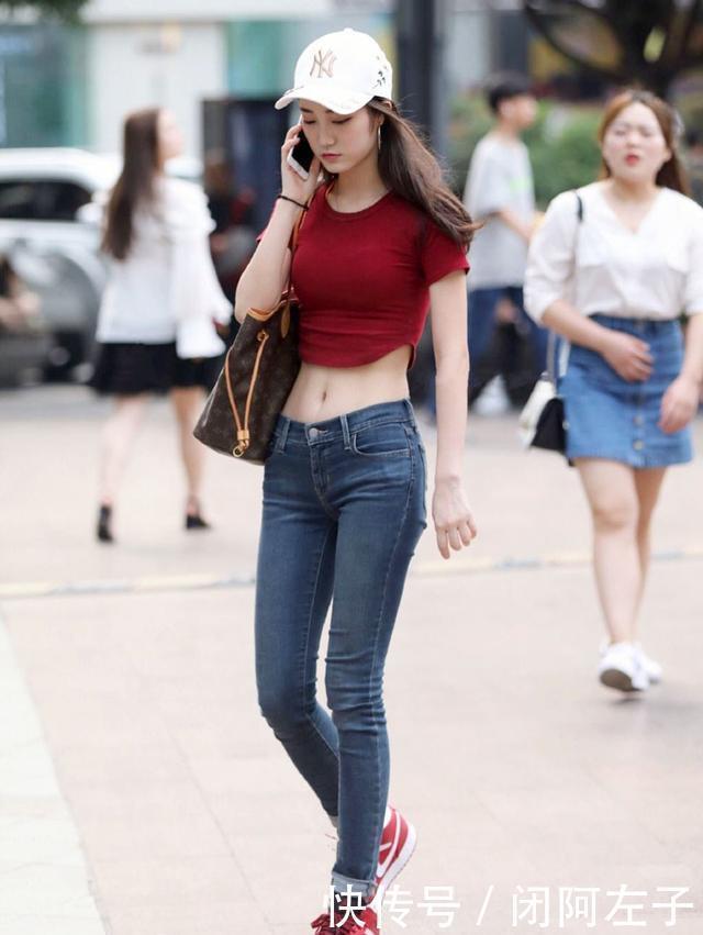 街拍两个时尚小美女的休闲穿搭,看上去既时尚靓丽,又青春活泼