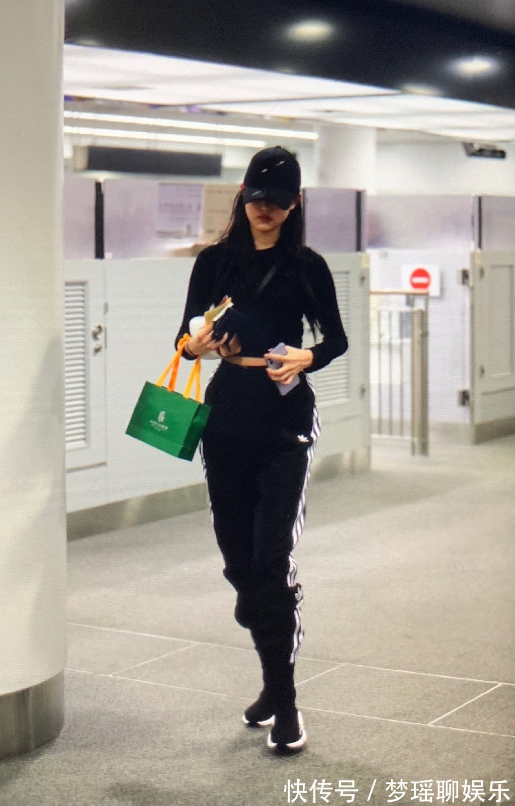 快乐女生|张元英才是真正的南韩腿精,穿包臀牛仔裤秀漫画腿,哪里像15岁