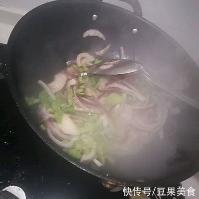 洋葱|这样做干锅土豆片，比饭店做的好吃百倍，做法超简单