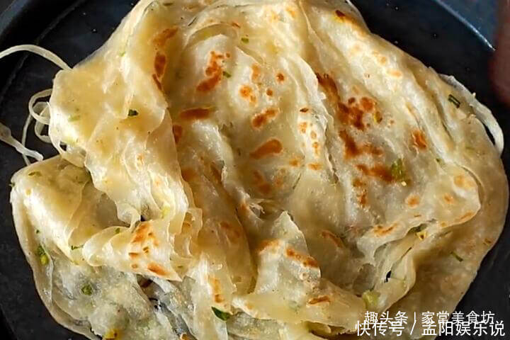 烙大饼|烙饼时,很多人都忽略这一步,难怪大饼不鼓起没层次还很硬