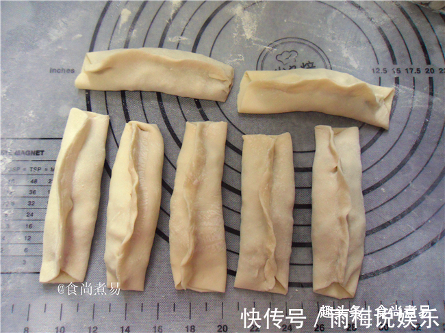 此款面食很简单,捏一捏,烙一烙就完成,皮薄馅大越嚼越香