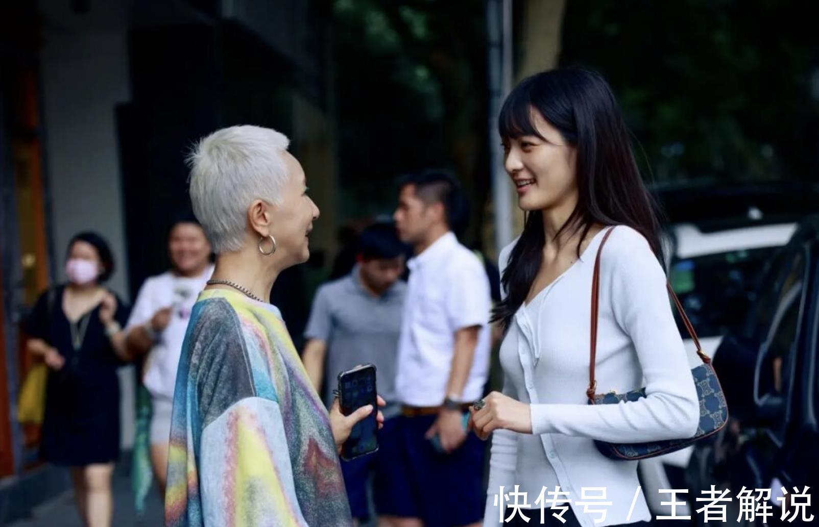 单车|60岁上海奶奶真时髦!穿背带裤骑单车出门,头上裹块花头巾好拉风