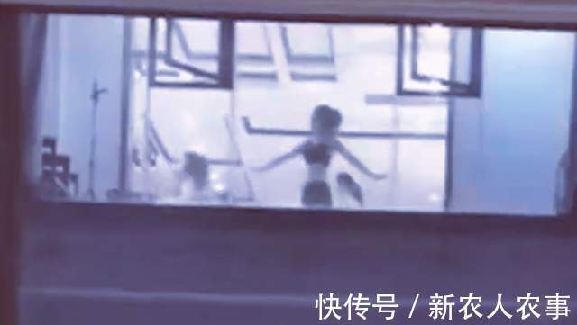 妈妈带|奶爸抱着孩子看邻居美女跳舞,妈妈生气把娃抱走,宝宝的反应亮了