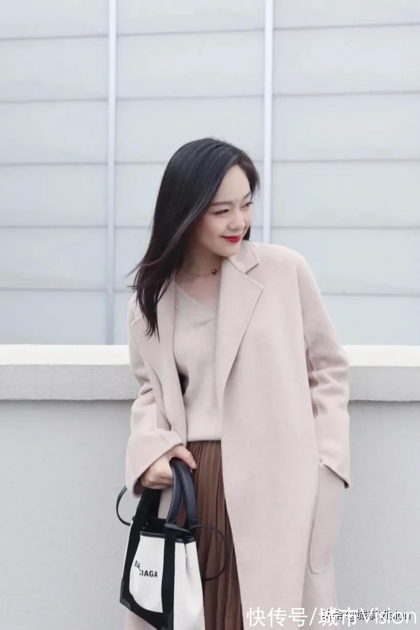 羊绒大衣 今日穿搭，燕麦色羊绒大衣冬季气质爆款