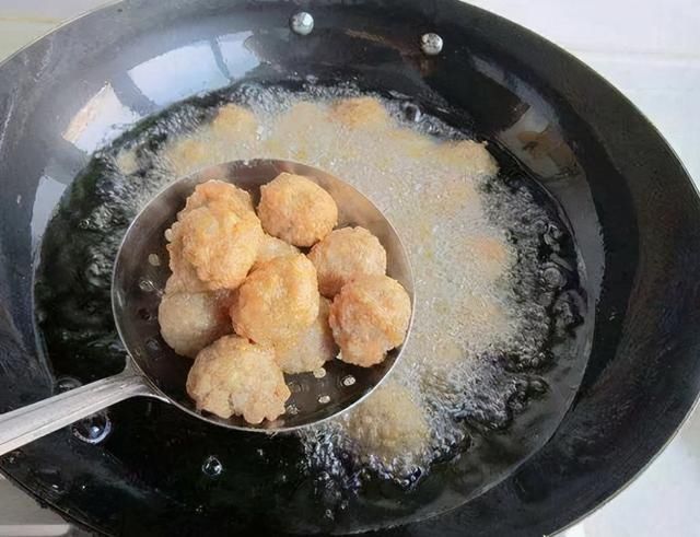40年火夫:不管什么丸子,油炸时多加“这一步”,丸子又香又脆