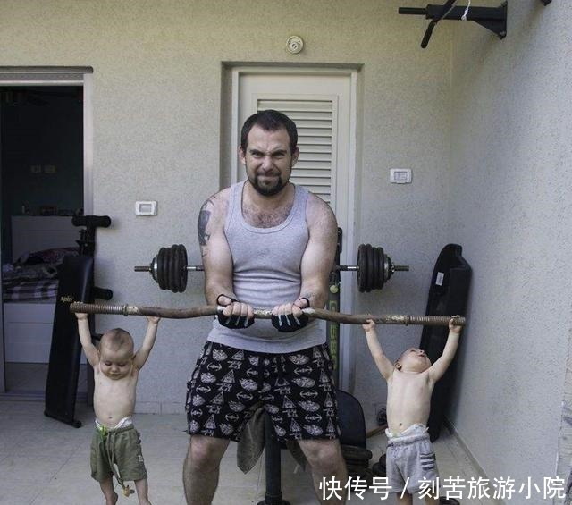 宝爸|宝爸放假在家看娃,宝妈回家突击检查,开门后的一幕让宝妈笑出声