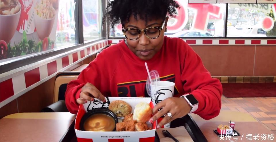 手指|世界最小的肯德基店,一份炸鸡比手指还小,还得趴在地上取餐