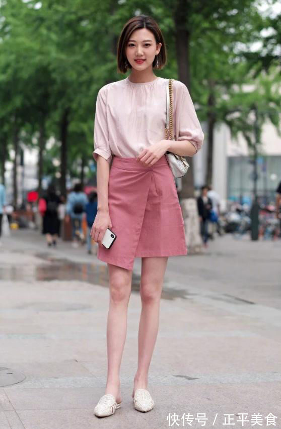 短裤|街拍：美女黑色大T恤搭配短裤，身材娇小可人