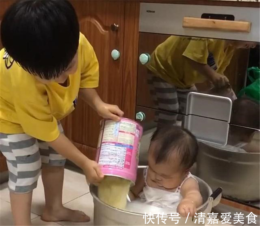 妈妈|哥哥将弟弟“下锅炖了”,妈妈发现时,旁边已经准备好了“配料”