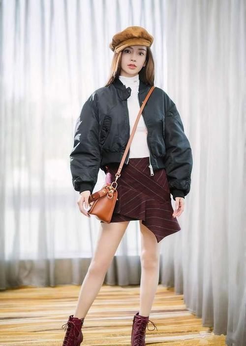 最近火了一种穿搭，叫做“羽绒服+短裙”，最适合小个子，很显高