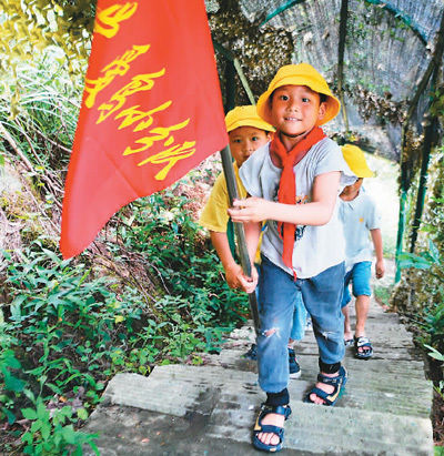 侨乡 小小爱鸟人（侨乡新貌）
