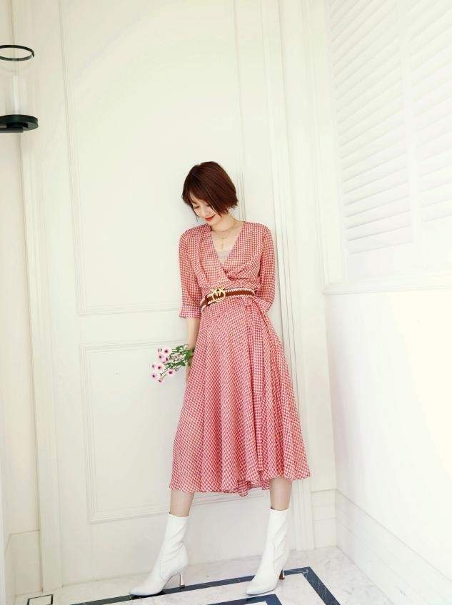 时尚感 马伊琍小女儿生日,她穿V领毛衣暴露好身材,脸嫩的和女儿像姐妹