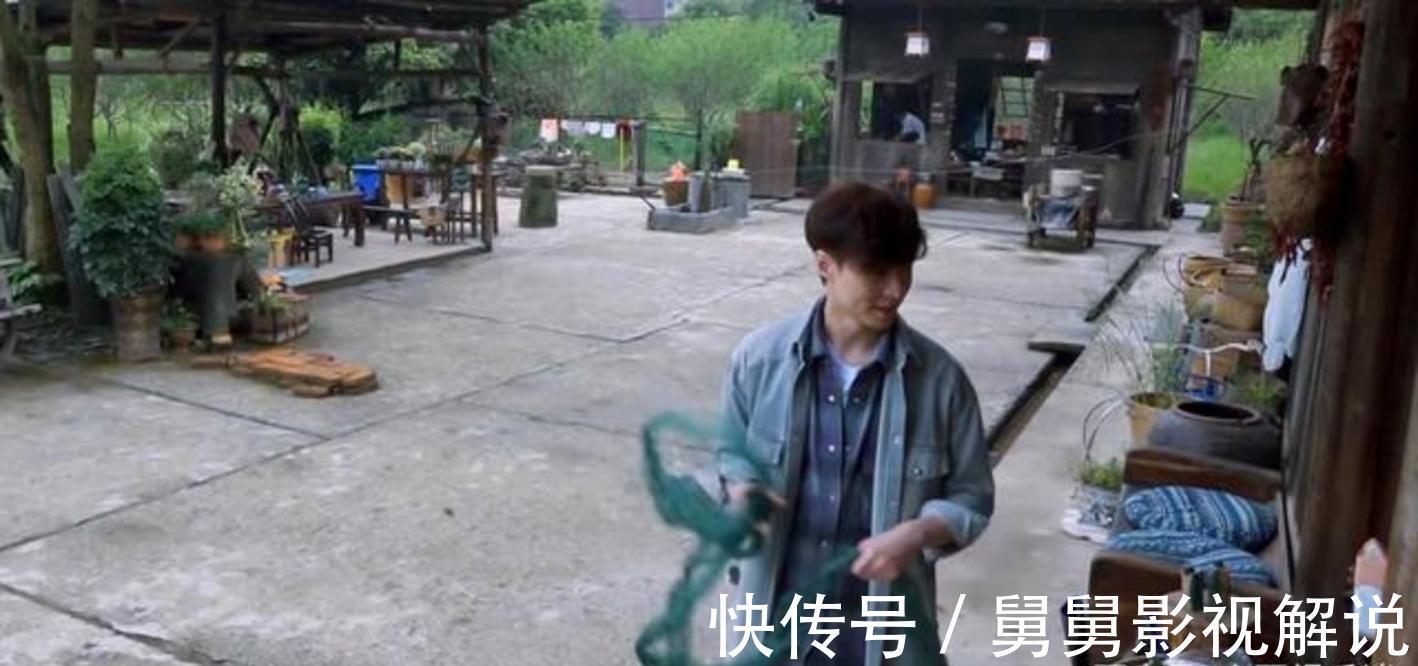 向往的生活5|《向往的生活5》何炅等人抓泥鰍，張藝興害怕，想出妙招應(yīng)對？