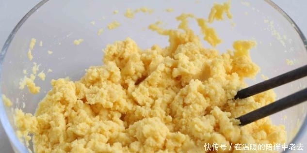 做玉米面馒头,牢记1个窍门,馒头香软不粗糙,比白面馒头更好吃