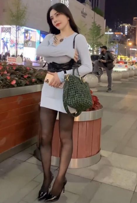 连衣裙|路人街拍，清新柔美的连衣裙，清爽自然又落落大方