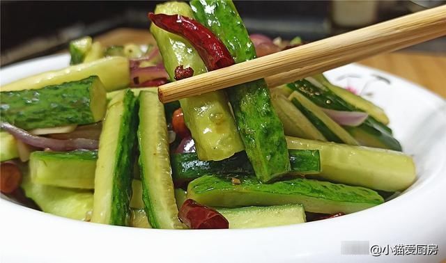 做法|教你炝拌黄瓜条的家常做法，制作简单，清脆爽口味道香辣好吃