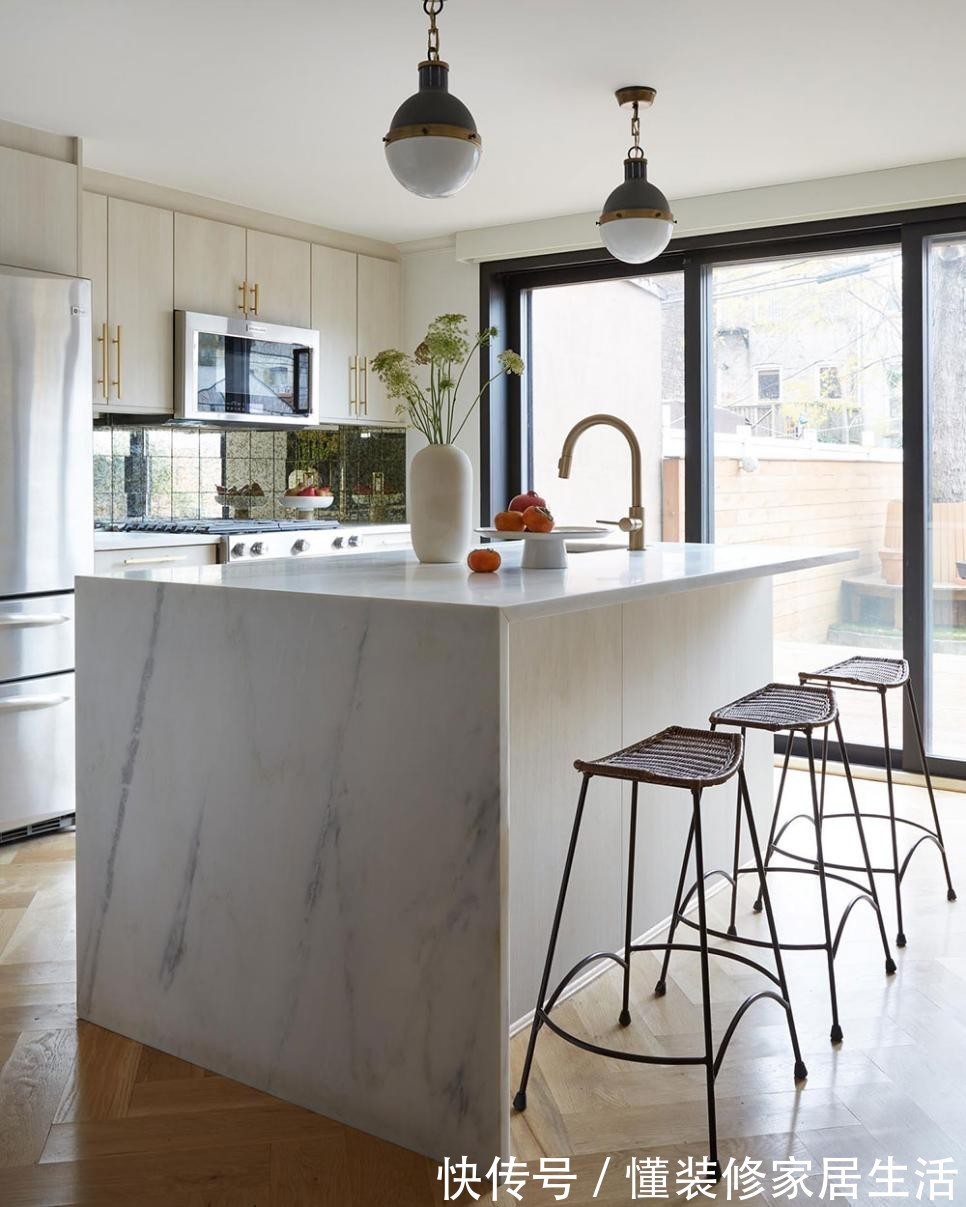 岛台|95㎡老房花5万简单改造下,客厅去电视化加壁龛,做书架也不错