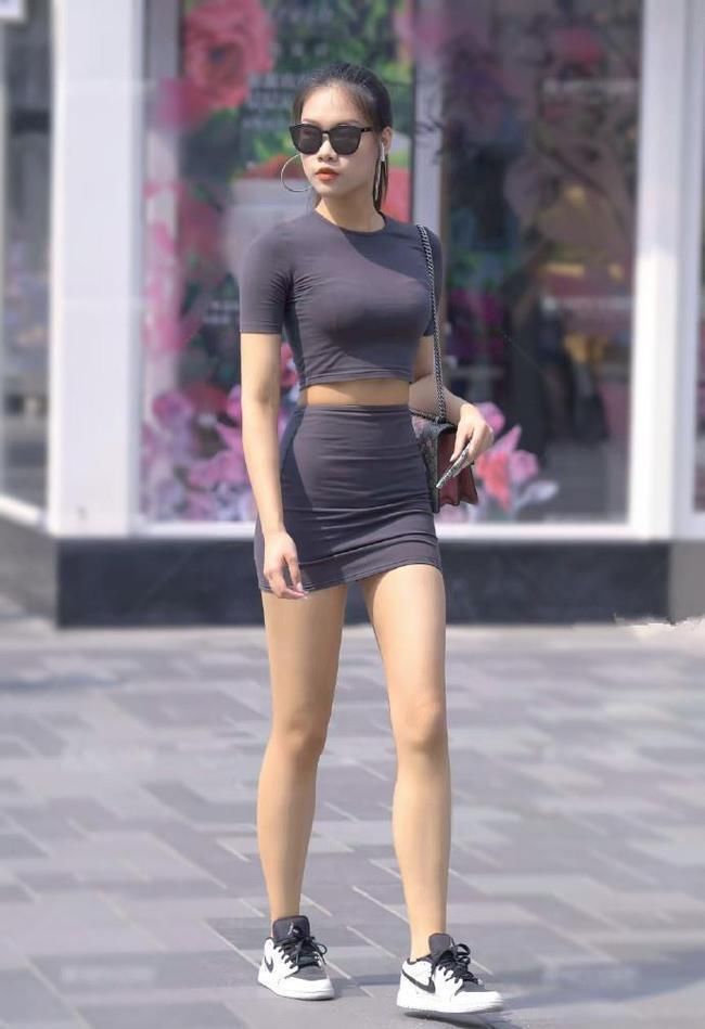 自信|街拍针织连衣裙搭平底鞋,人美腿长,秀出自信好身材