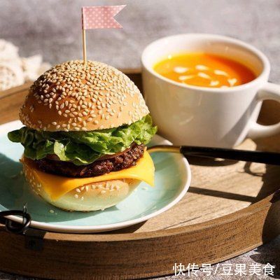姑娘隔三差五就要吃牛肉汉堡，超好吃还不长肉