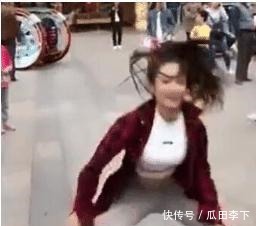 美女网红街头热舞, 动作太大裤子突然扯破,