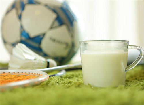 全脂牛奶|脱脂牛奶真的比较好？小心脱脂奶更容易让你发胖，全脂奶更健康