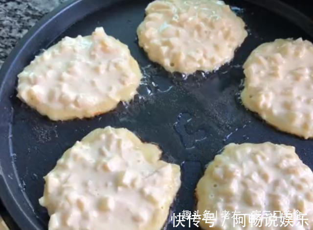 2个苹果,2个鸡蛋,你想不到的做法,柔软香甜,比蛋糕还好吃