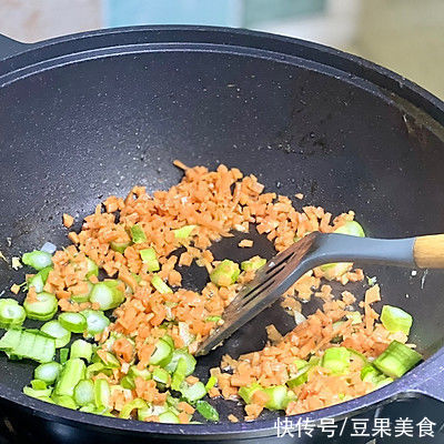 米饭|#奈特兰芝士粉挑战赛#广东美食腊肠蛋炒饭