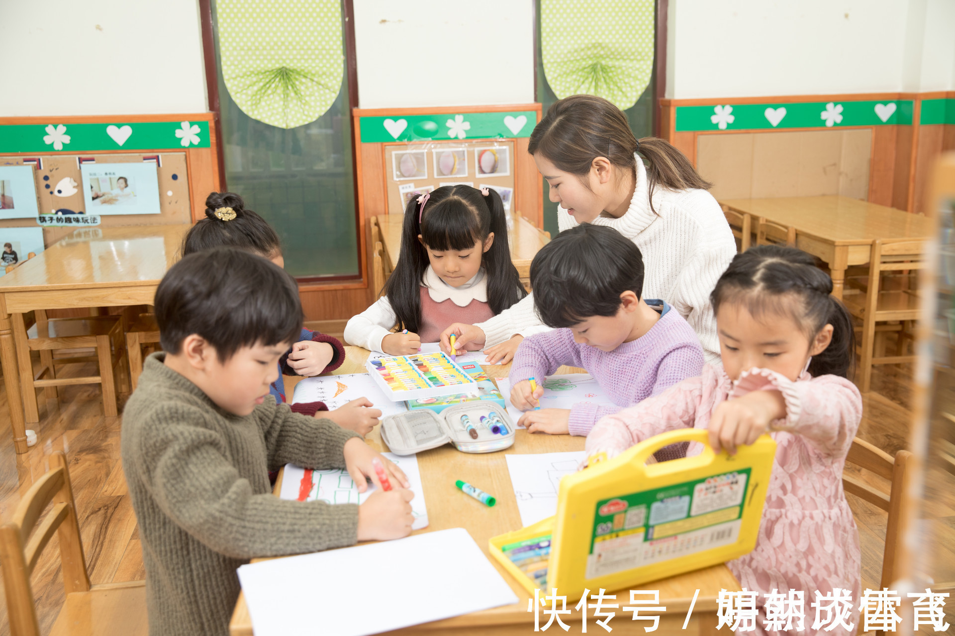 新知识|幼儿园老师坦言：第一天去幼儿园不哭的孩子，通常来自于四种家庭