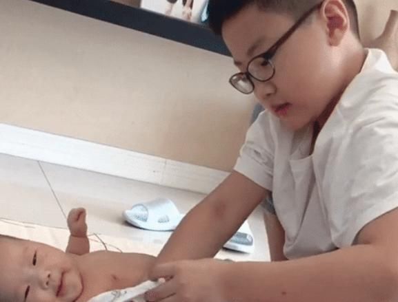 暖哥哥|全网“最暖哥哥”照顾二胎走红，网友：这样的儿子，给我来一打