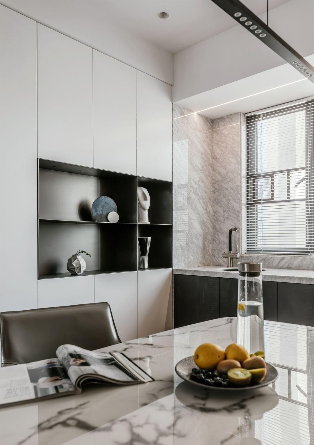 灰色|200平的简约风复式,用黑白的素雅和实木的温润,塑造最真实的家