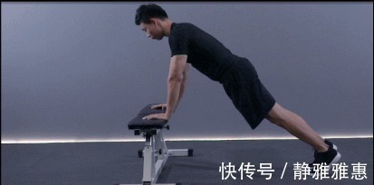 肩胛骨|如何用俯卧撑练出饱满胸肌4个锻炼技巧,让你在家徒手练胸