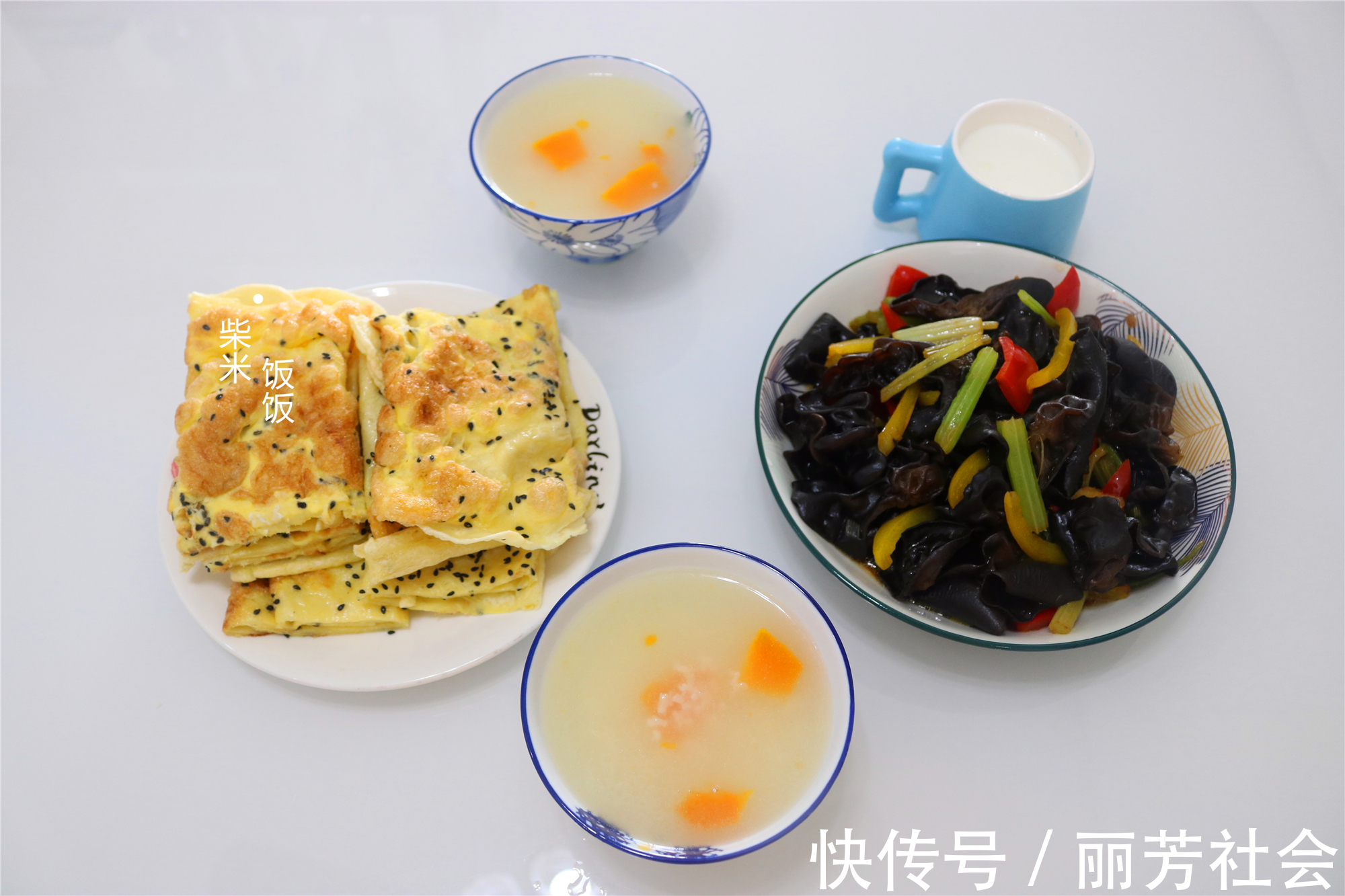 鸡蛋软饼|假期不出门,早餐在家吃,有粥有菜还有饼,做法简单味道好