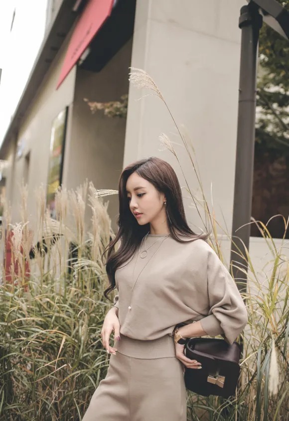孙允珠|美图欣赏：孙允珠，纸莎落霜芦苇糅合泛棕职业装