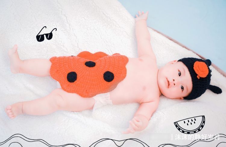 用力过猛|你给宝宝拍满月照了吗?这种全身包裹的照片,妈妈考虑过隐患吗?