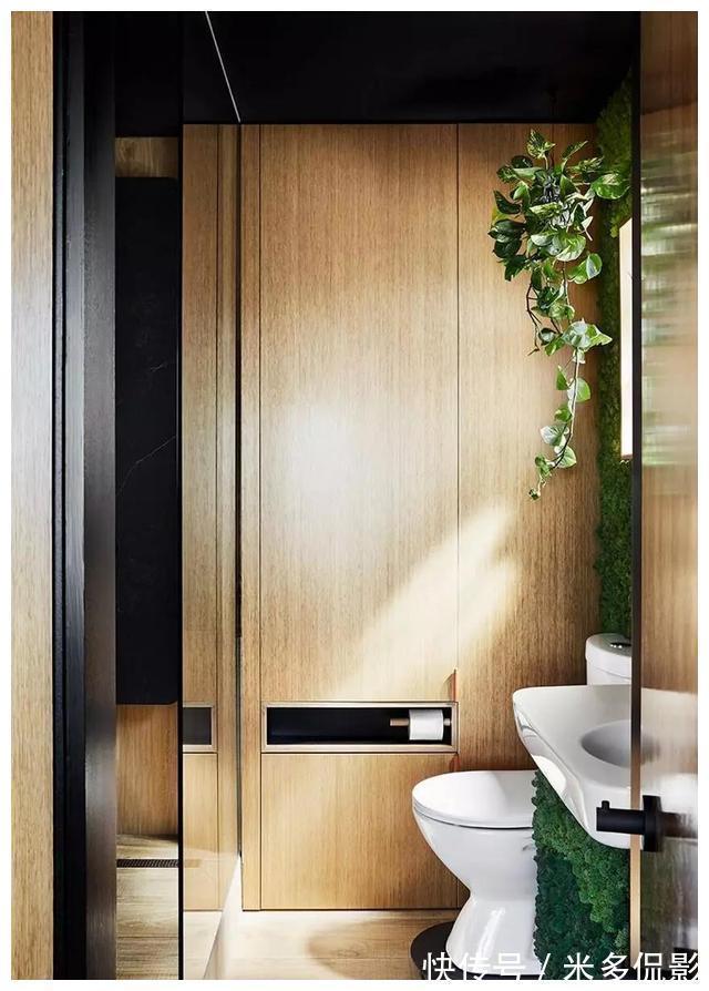 玄关|35㎡小公寓,用自行车做背景墙,躺在书柜上就能晒太阳,好惬意!