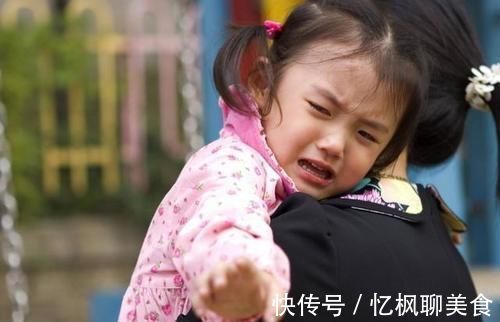 孩子|5岁孙女吞下干燥剂,奶奶急中生智救了孩子,医生:有文化的老人